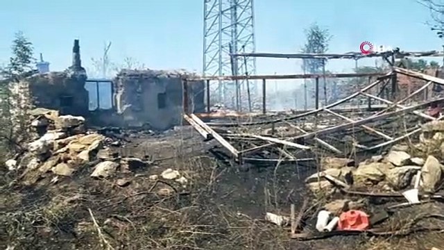Hem 1 yıllık emekleri hem evleri kül oldu! Tarlada başlayan yangın 3 evi kül etti