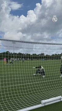 Golazo de Vinicius en el entrenamiento como respuesta a las críticas