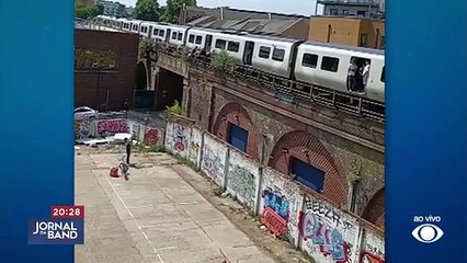 Homem arremessa copos de água e ajuda passageiros de trem