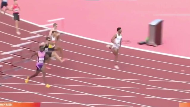 World champion’s wardrobe malfunction fails to thwart 400m win