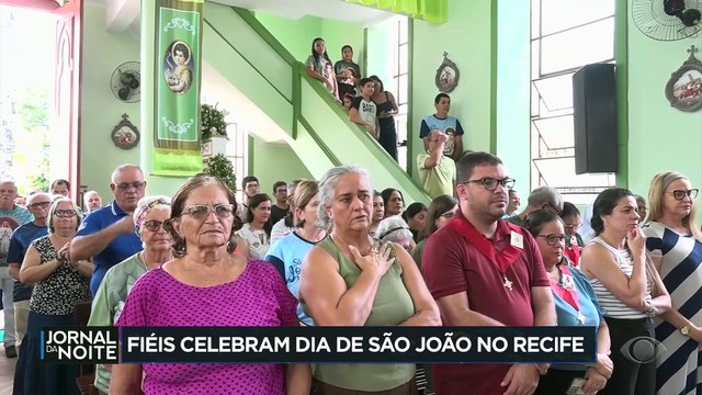 Fiéis celebram dia de São João no Recife, em Pernambuco