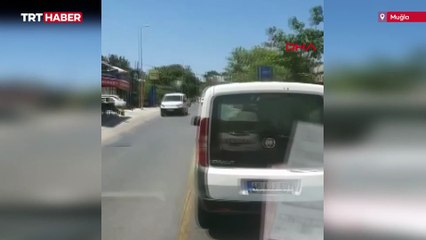 Ambulansa yol vermeyen sürücü kamerada