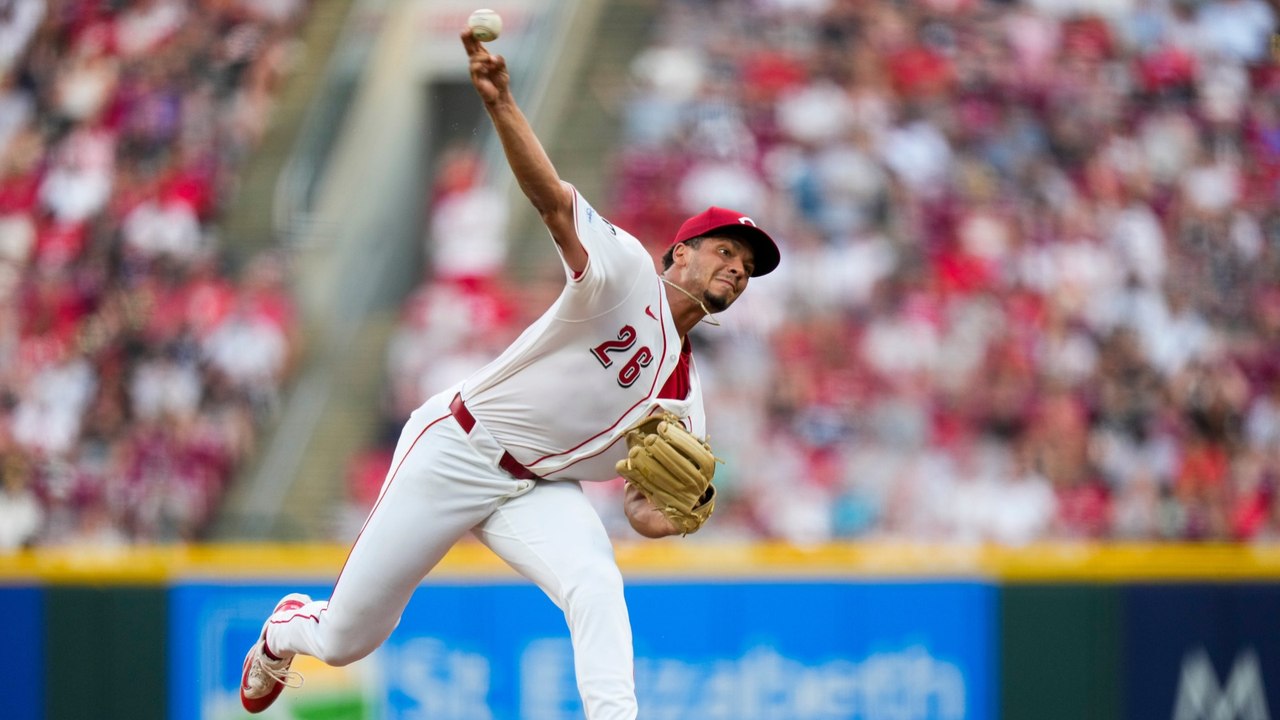 Reds Defeat Yankees 5-4 in Thrilling 11-Inning Game