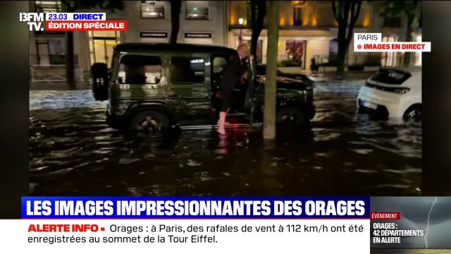 Orages: à Paris, des passants se mettent pieds nus sur l'avenue Montaigne pour tenter de circuler malgré l'eau qui monte