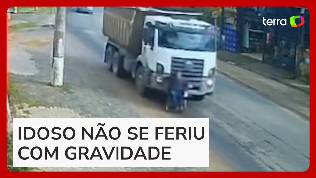 Câmera flagra cadeirante sendo arrastado por caminhão no Rio Grande do Sul