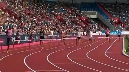 Insólito ganó una carrera con el miembro afuera y logró su mejor marca