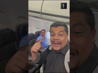 Senador Flávio Bolsonaro é confrontado em avião: "E as joias, Flávio Rachadinha?" #shorts