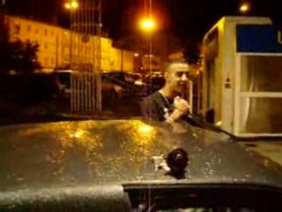 chleuh en mode " tkt je vous mé de l'éssence " ptdr bledar