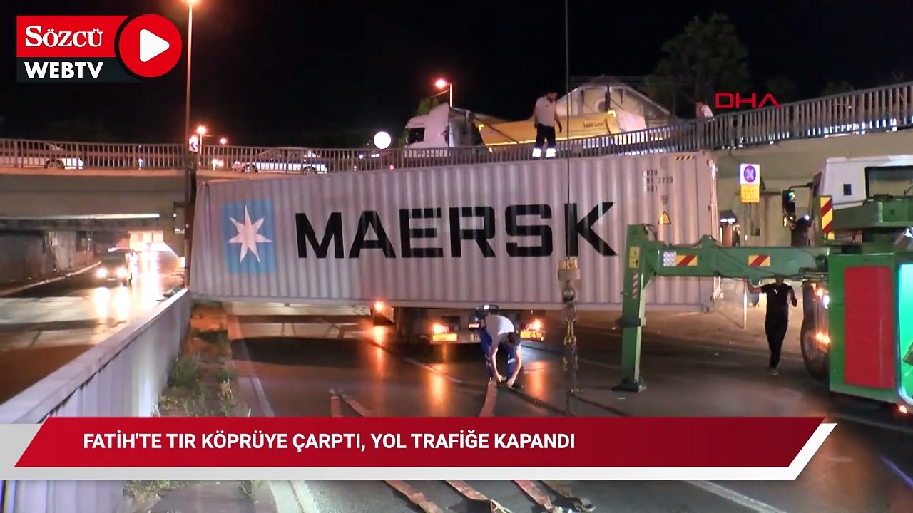 Fatih'te TIR köprüye çarptı, yol trafiğe kapandı