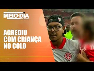 Com criança no colo, torcedor do Internacional invade campo e agride jogador do Caxias