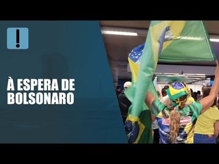 Apoiadores aguardam Jair Bolsonaro no aeroporto de Brasília