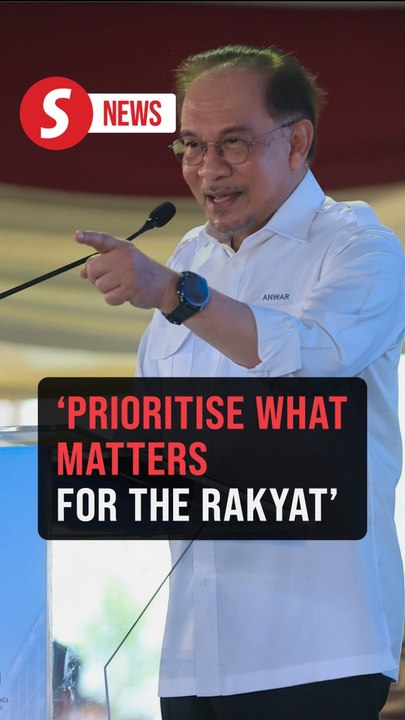 Stop kissing babies, prioritise what matters for the rakyat, Anwar tells leaders