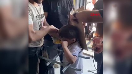 Kafası demir parmaklıklara sıkışan çocuk kurtarıldı