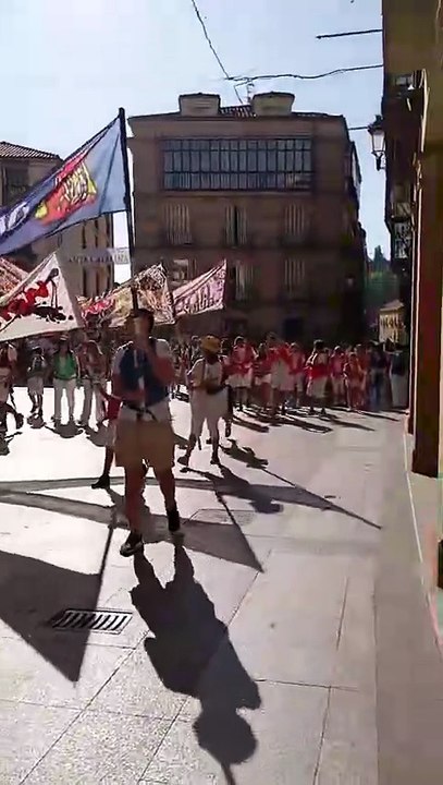 Salida Saca desde la plaza Mayor peñas