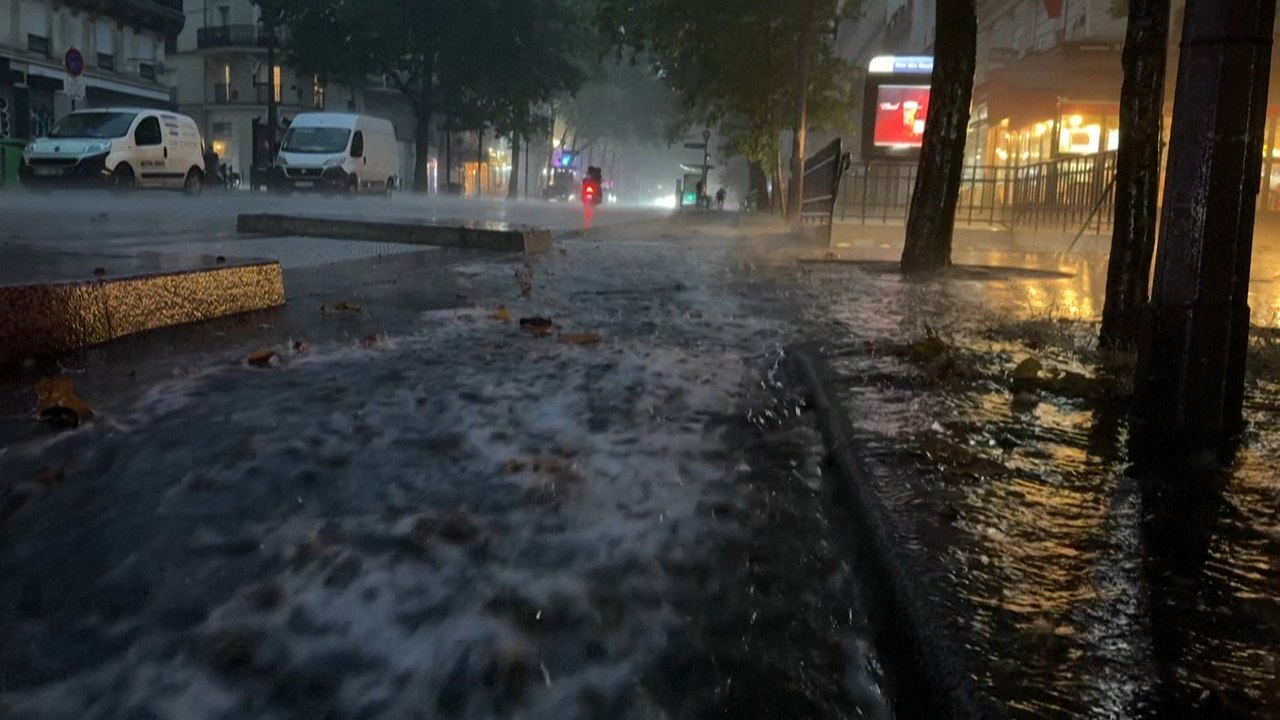 Des rues de Paris inondées par de violents orages en pleine vague de chaleur