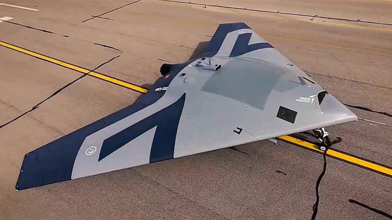 Kaksi ANKA‑3-dronea suorittaa seremoniallisen lennon Çanakkalen voiton 110-vuotispäivän kunniaksi