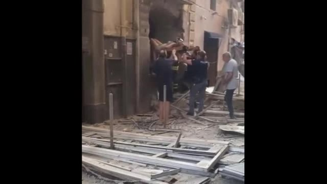 Esplosione in via Foria a Napoli, una donna estratta viva dalle macerie
