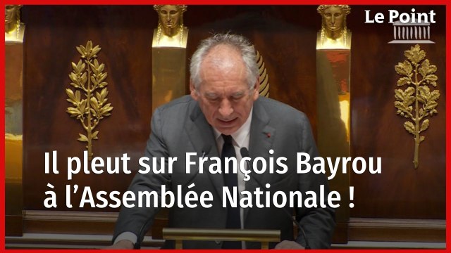 François Bayrou sous la pluie à l'Assemblée Nationale