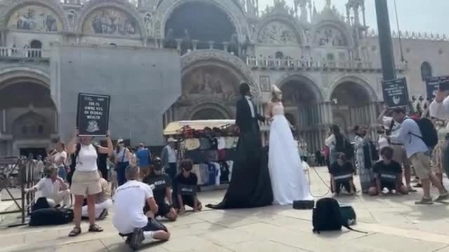 Venezia, la protesta degli ambientalisti contro le nozze di Jeff Bezos: il video in piazza San Marco