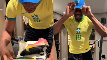 Antetokounmpo abre los regalos que le ha hecho Vinícius: "La camiseta es un poco pequeña"