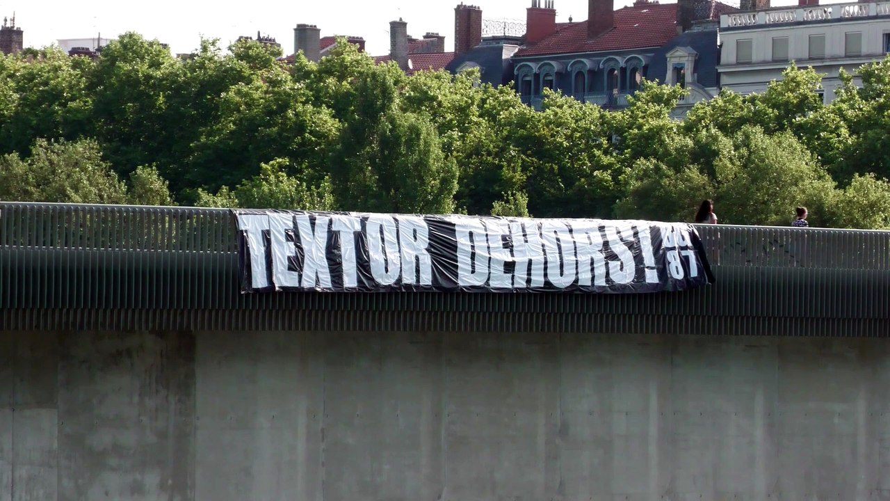 Des banderoles "Textor dehors !" déployées, la...