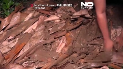 Filipinler'de 2.000'den fazla kişi dünya barışı için çamur ayinine katıldı