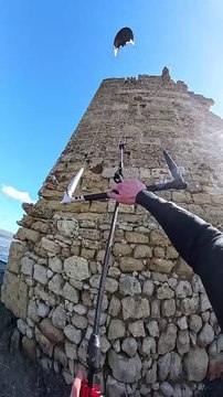 Escalader un fort grâce à un cerf-volant