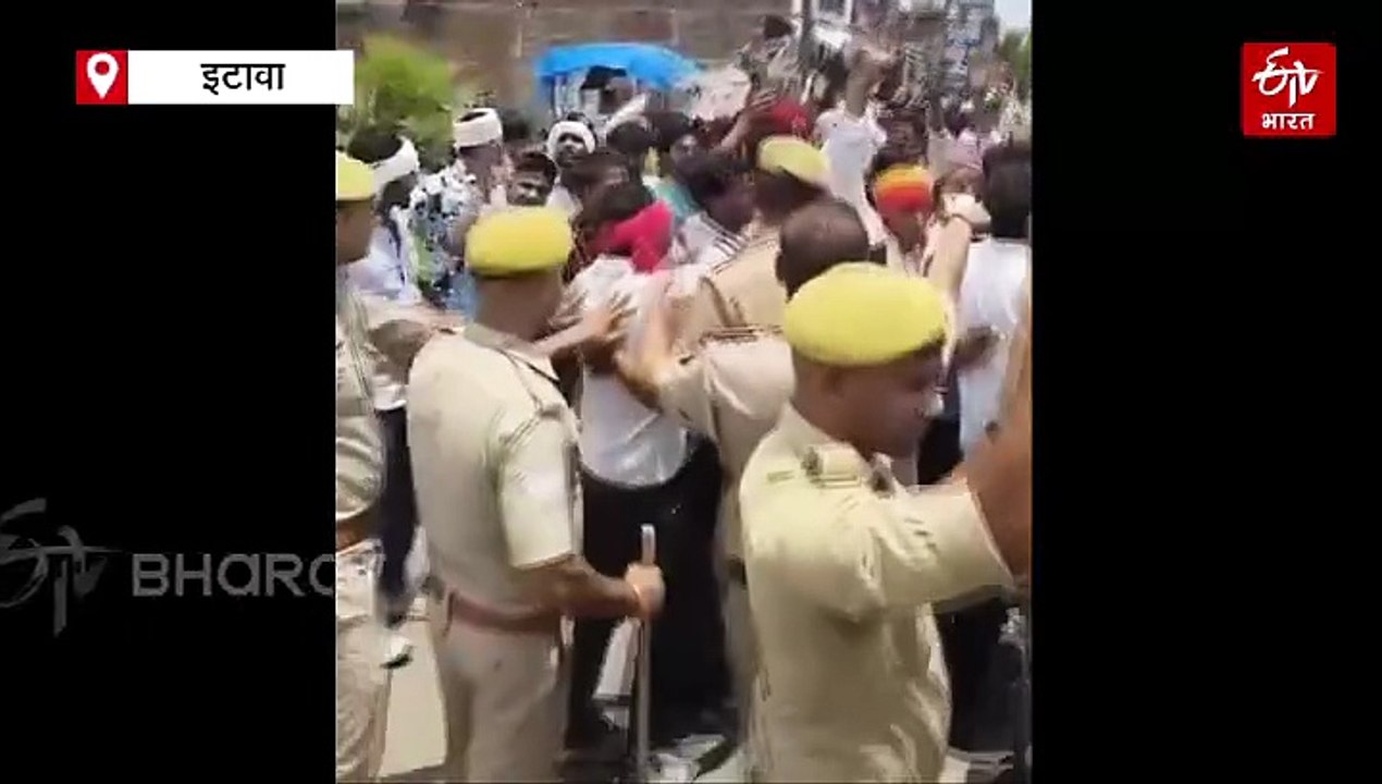 इटावा में यादव कथावाचक से मारपीट मामला; 2000 समर्थक सड़क पर उतरे, पुलिस पर पथराव कर गाड़ियां तोड़ीं, थाना घेर किया बवाल