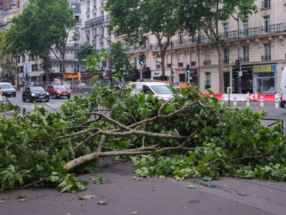 Temperatursturz und Fluten: Heftiges Unwetter legt Paris lahm