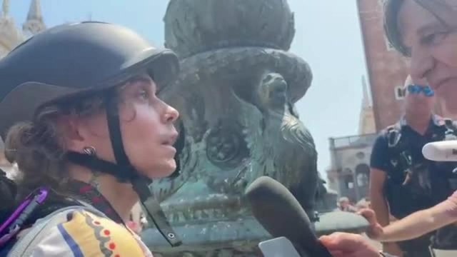 «No Bezos» a Venezia, l'attivista che si è arrampicato su un pennone per ore: «I super ricchi sfruttano il sistema»