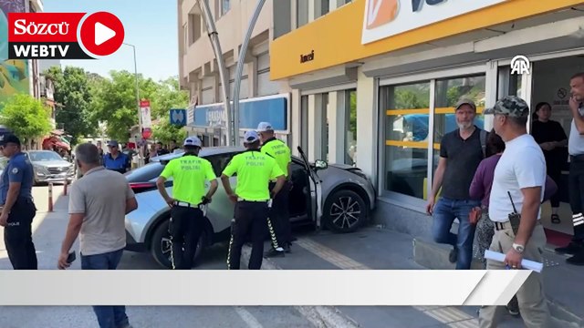 Banka şubesi önünde oturan güvenlik görevlisine otomobil çarptı