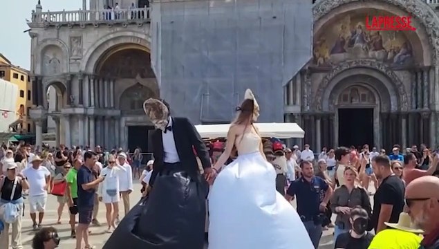 Venezia, nuova protesta di Extinction Rebellion: finto matrimonio contro le nozze di Bezos