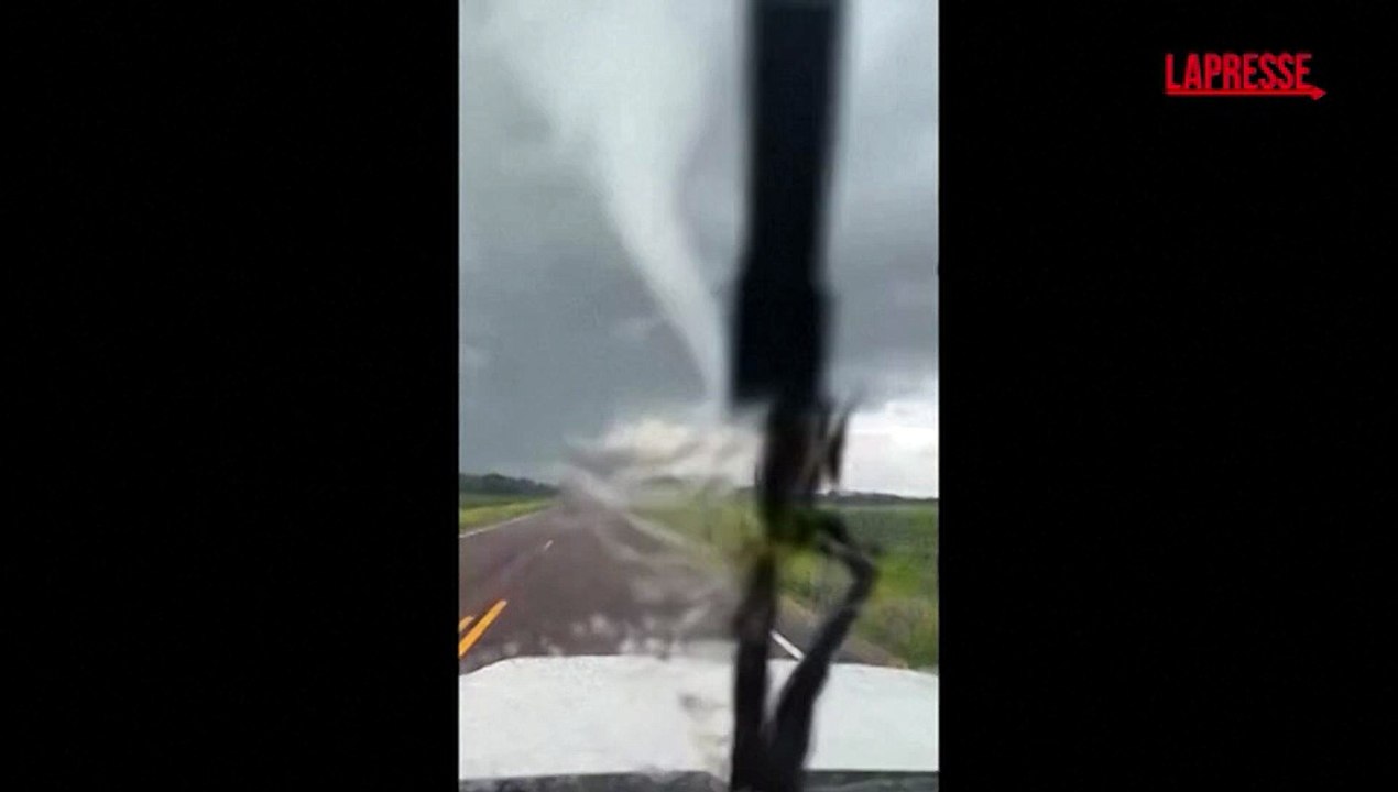 Tornado attraverso la strada in Minnesota: automobilista lo riprende con il cellulare