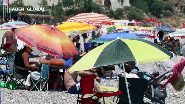 Antalya'da sıcaklık 43 dereceyi buldu, Konyaaltı Sahili doldu