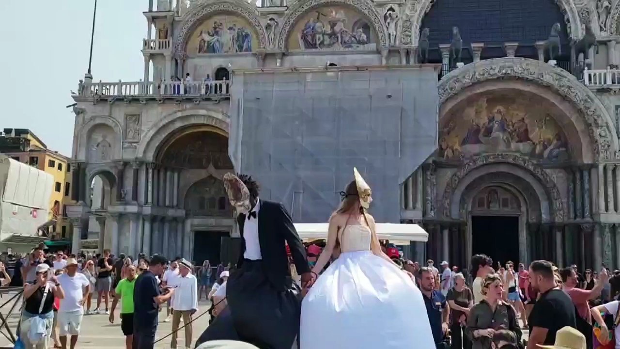 Venezia, la protesta anti matrimonio di Bezos: finti sposi in Piazza