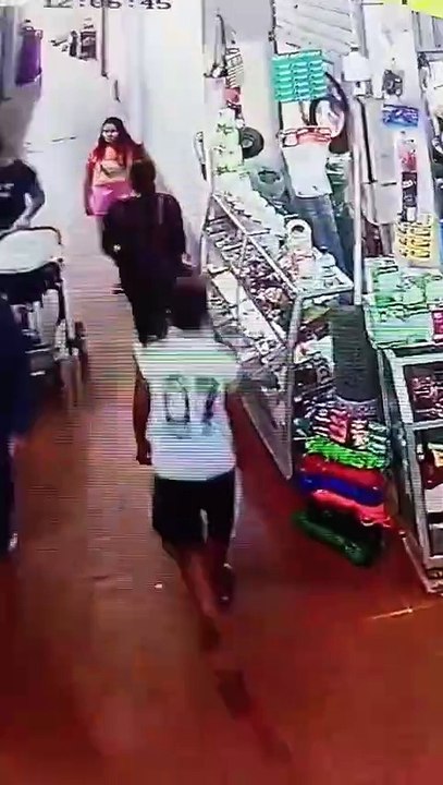 ROBAN PRENDAS EN UN CARRITO DE BEBE EN LA FERIA BARRIO LINDO