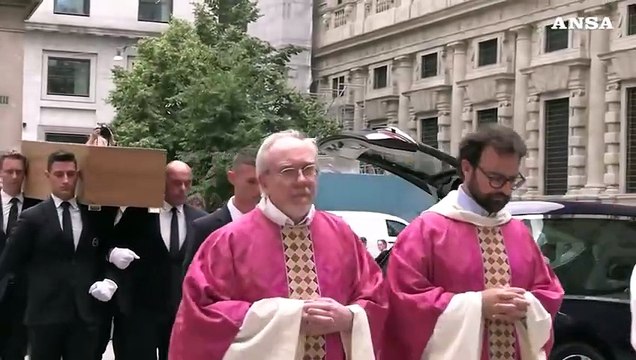 Milano, l'arrivo del feretro con Arnaldo Pomodoro alla chiesa di San Fedele