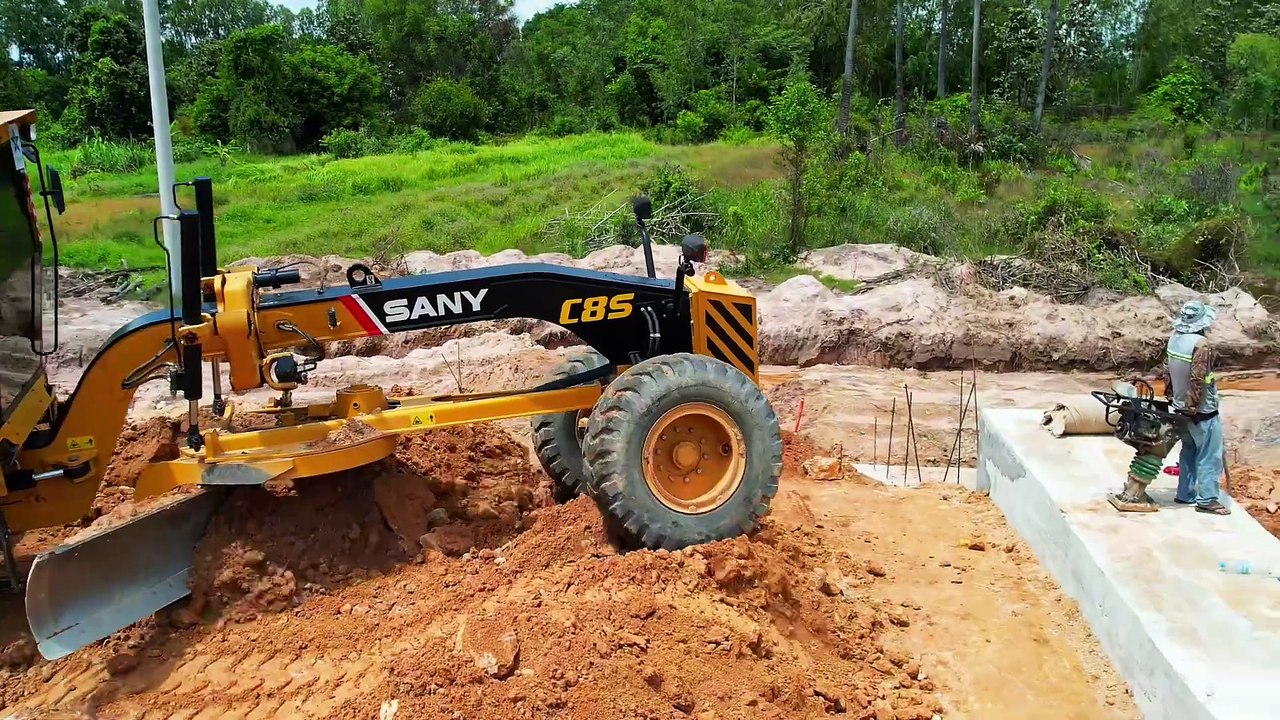 Clearing drainage systems is 7 meters long and 5 meters wide. On the road under construction.