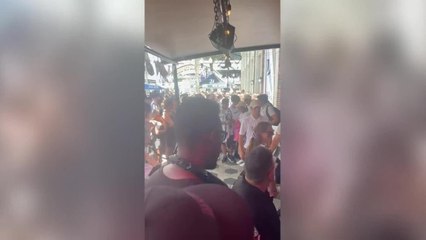 Juve in Usa, folla di tifosi per un selfie o un autografo con David Trezeguet