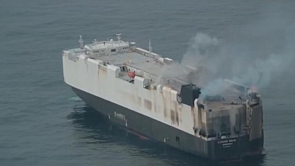 Nave prende fuoco e affonda nell'oceano Pacifico: a bordo 3mila vetture
