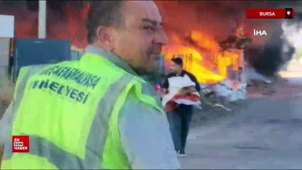 Bursa'da yanan fabrikadaki Türk bayrağı alevlerin içinden kurtarıldı
