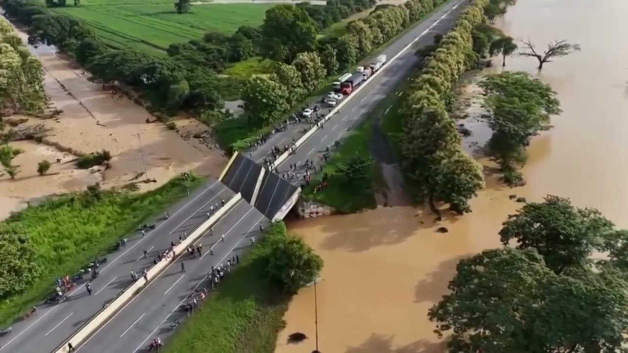 UN PUENTE se VIENE ABAJO por las FUERTES INUNDACIONES en VENEZUELA