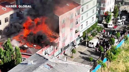 Bağcılar'da çatı yangını: Alevler yan binaya sıçradı