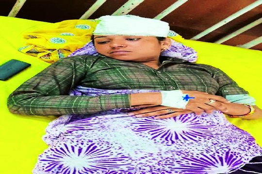 दिल्ली-मुंबई एक्सप्रेस-वे पर चलती गाड़ी से विवाहिता को फेंका... देखें वीडियो...