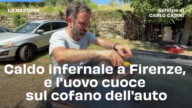 Caldo infernale a Firenze, e l'uovo cuoce sul cofano dell'auto