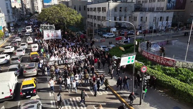 MULTITUDINARIA MARCHA en BUENOS AIRES, ARGENTINA: SANITARIOS protestan por su SITUACIÓN