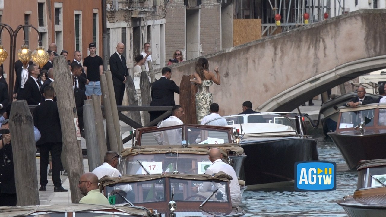 Jeff Bezos e Lauren Sanchez arrivano alla cena che apre i festeggiamenti delle nozze