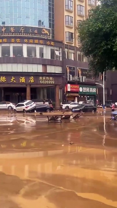 La peor inundación de China que ha dejado al menos 6 muertos: fotos y videos del caos 
