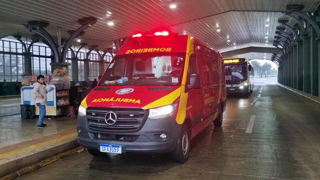 Homem tem orelha lacerada após ser atropelado por ônibus no Terminal Oeste, em Cascavel