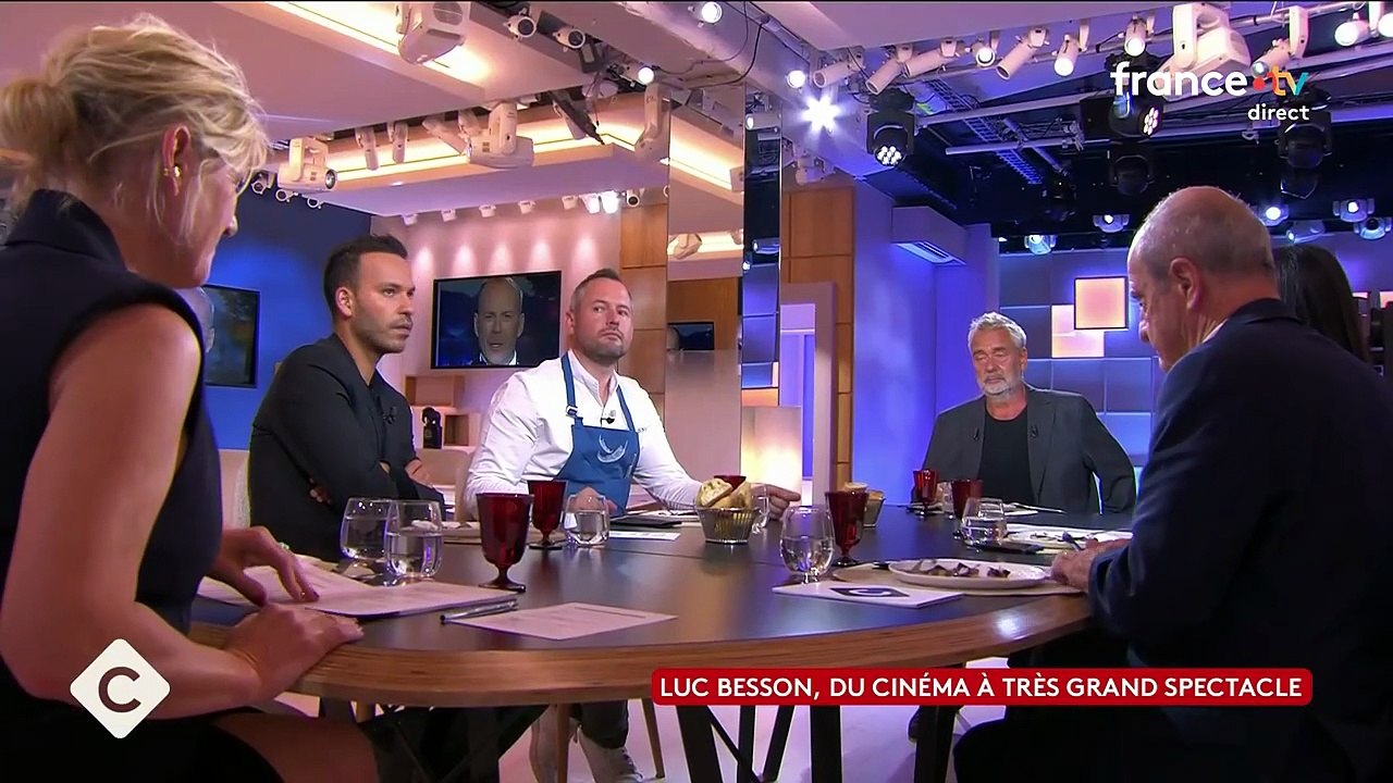 VOICI - Luc Besson en larmes face aux images de Bruce Willis